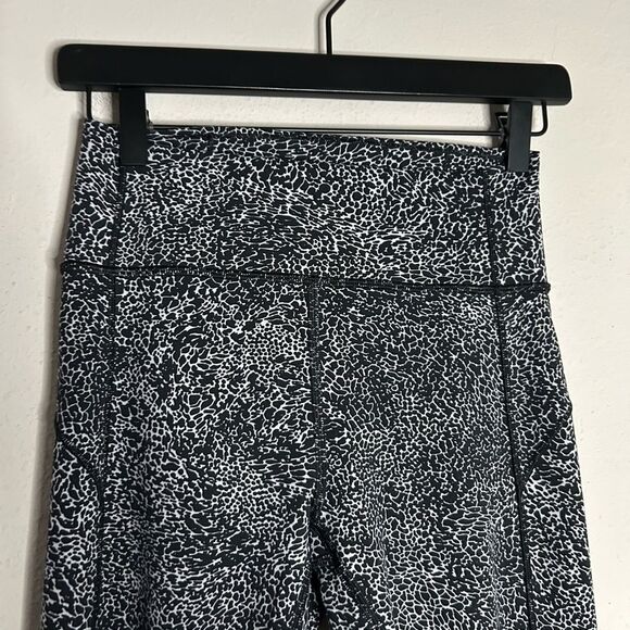 Lululemon In Movement Everlux Tight 25” Size 6 - Picture 10 of 15